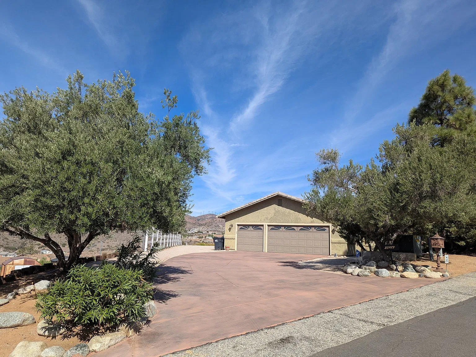 Spacious 4-Bedroom Home with Mountain Views — Photo 2