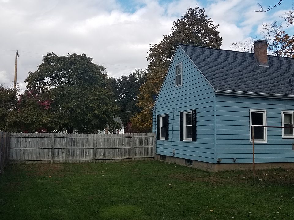 2nd image of 832 Beech St SW