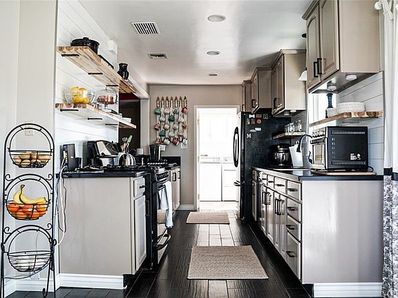 4th image of 1063 W Yale St