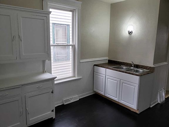 2nd image of 2462 N Hubbard St
