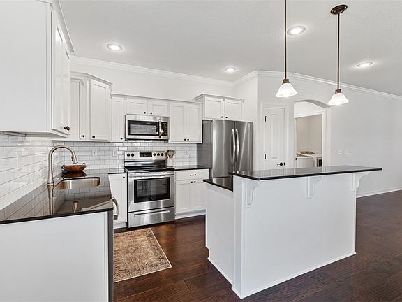 5th image of 1101 Gardenia St