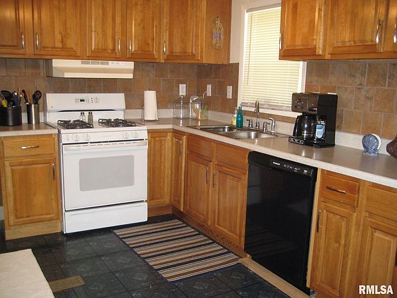 3rd image of 2365 Lakeshore Dr S