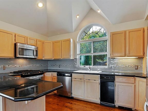 4th image of 223 E Rockwood Blvd #5