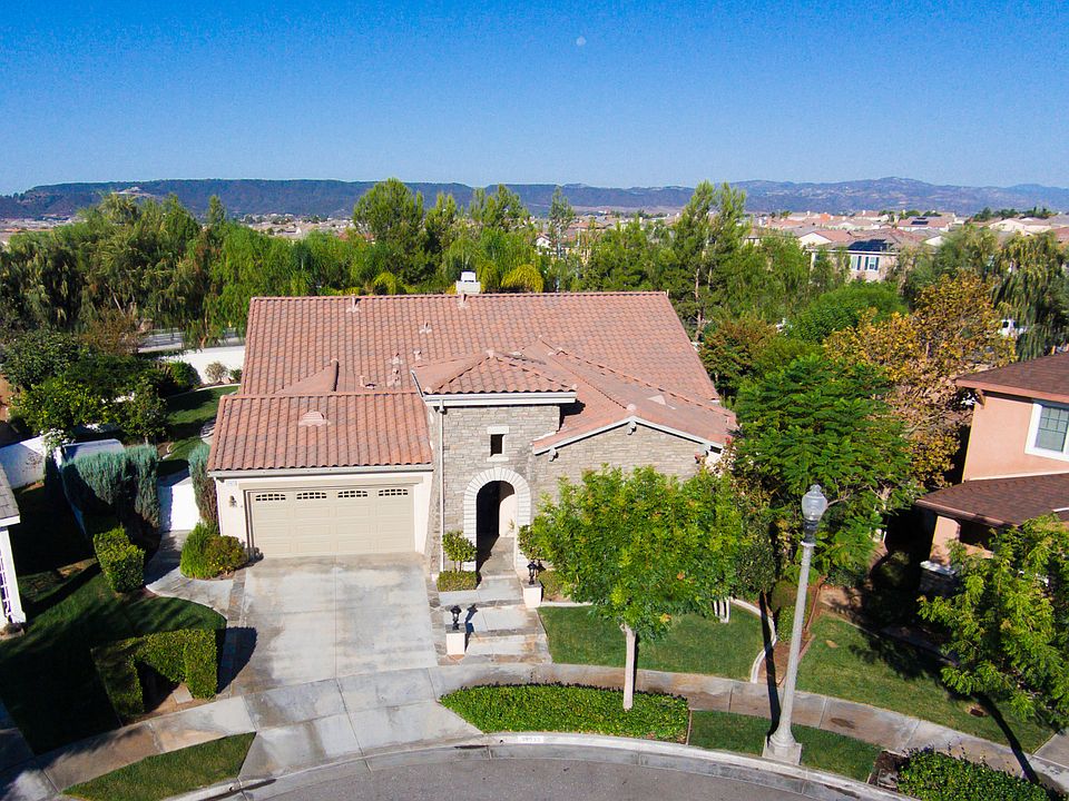 1st image of 39933 Williamsburg Pl