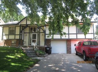 804 Pineview Dr, Papillion, NE 68046