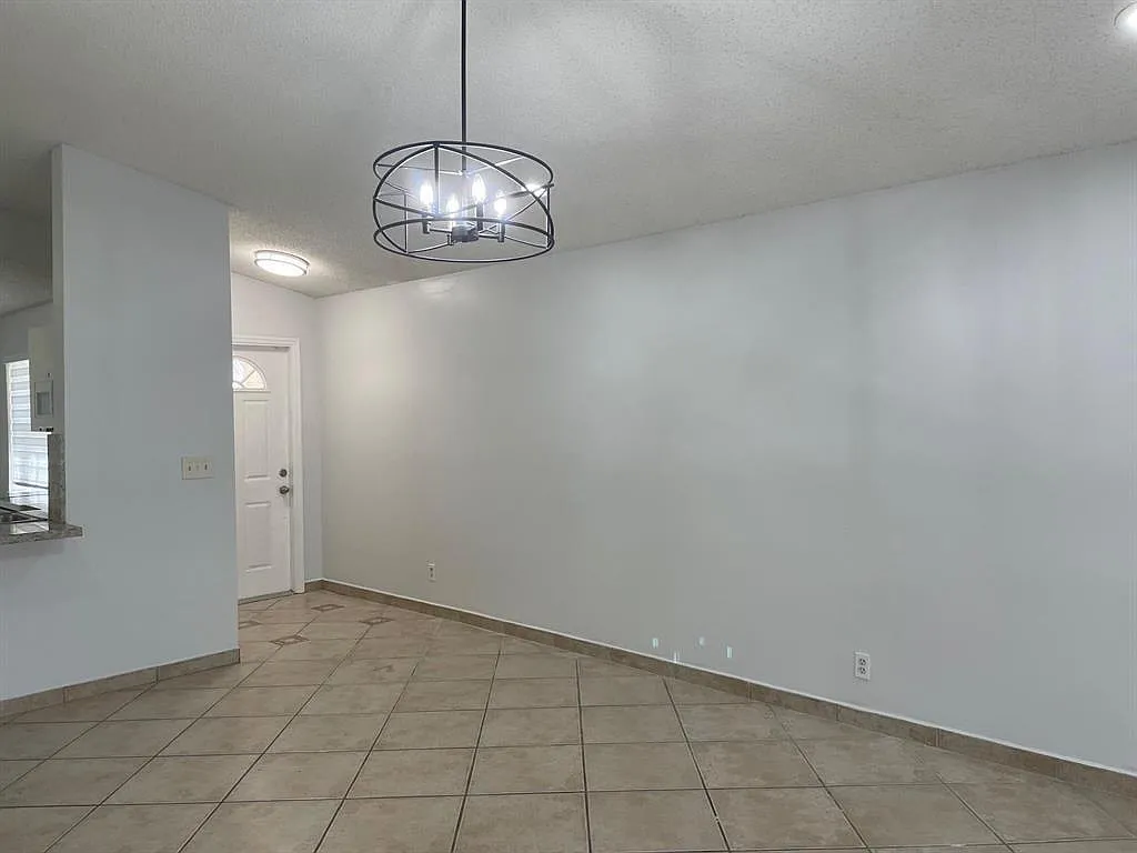 3 bed, 2.0 bath, 1446 sqft, $4,000 — Photo 2