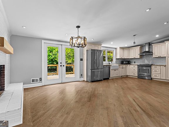 4th image of 1921 E Lake Dr