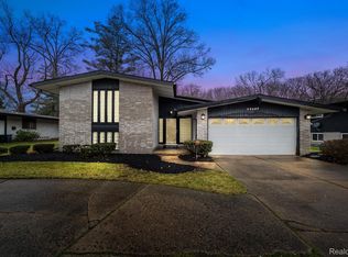 23717 Plumbrooke Dr, Southfield, MI 48075