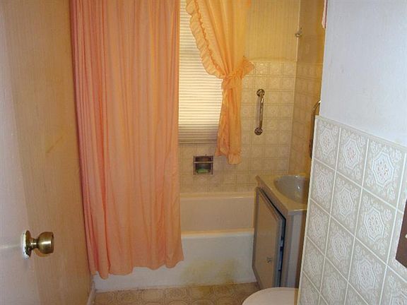 4th image of 102 Florence Ave