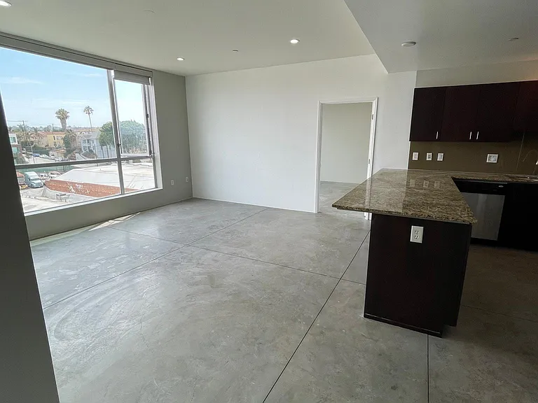 285 W 6th St #525 — Photo 21