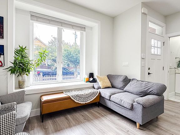 5th image of 4985 Moss St