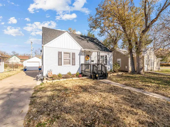 135 E Kirwin Ave, Salina, KS 67401