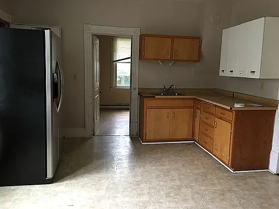 4 bed, 2194 sqft, $2,400 — Photo 2