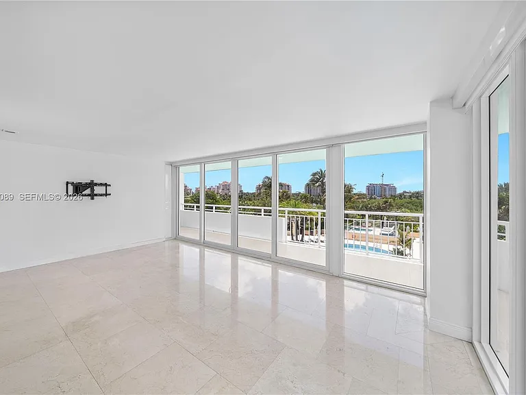 400 S Pointe Dr #409 — Photo 7