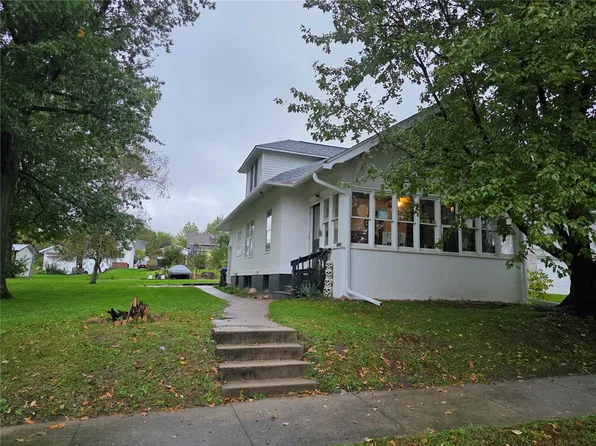 2004 11th Ave, Belle Plaine, IA 52208