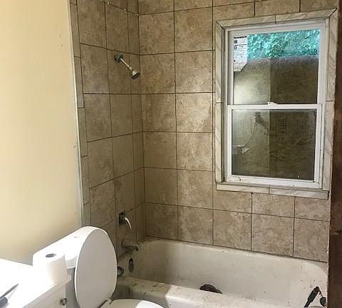 5th image of 18489 Shaftsbury Ave