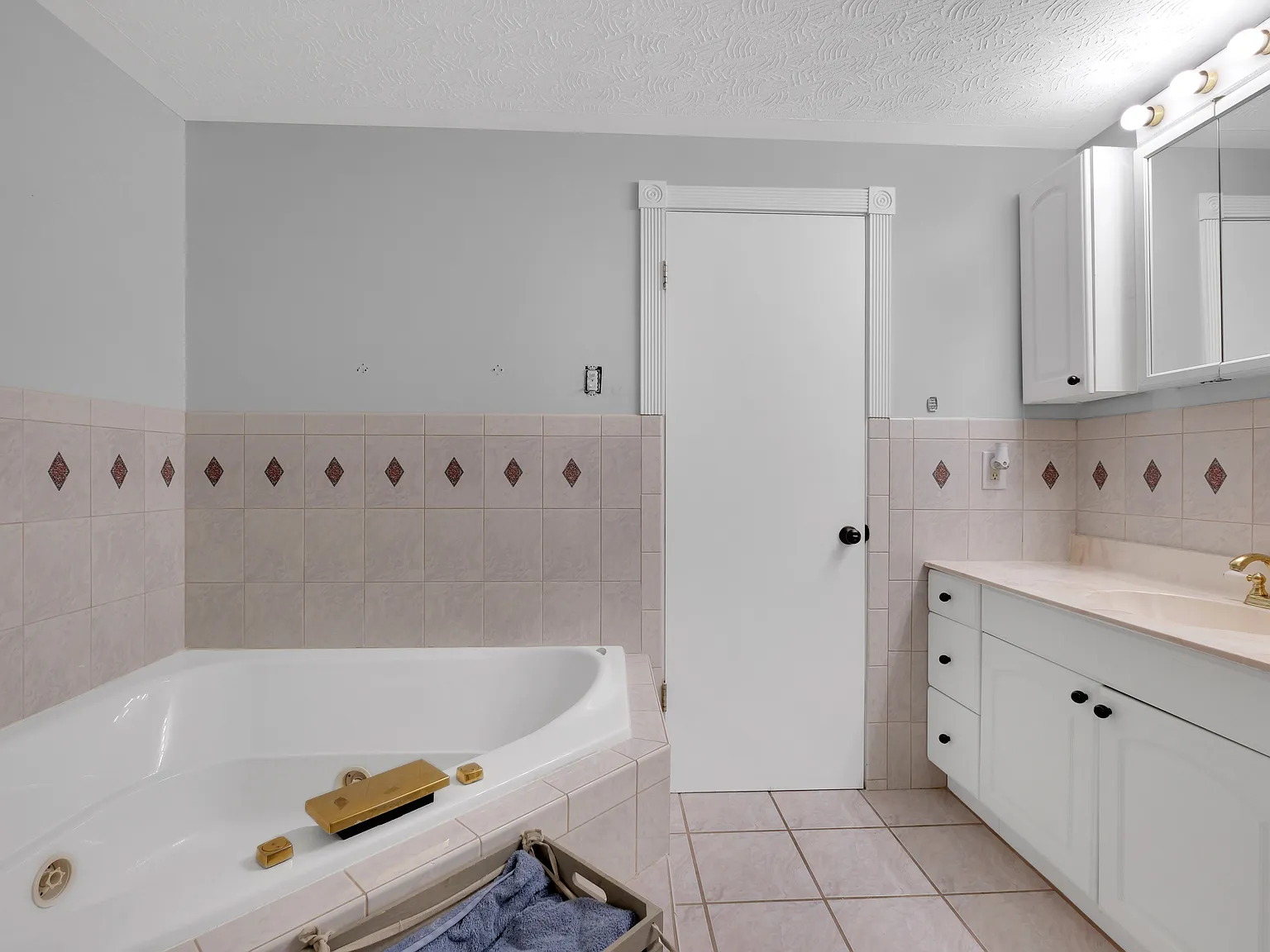 4 bed, 2558 sqft, $1,999 — Photo 4