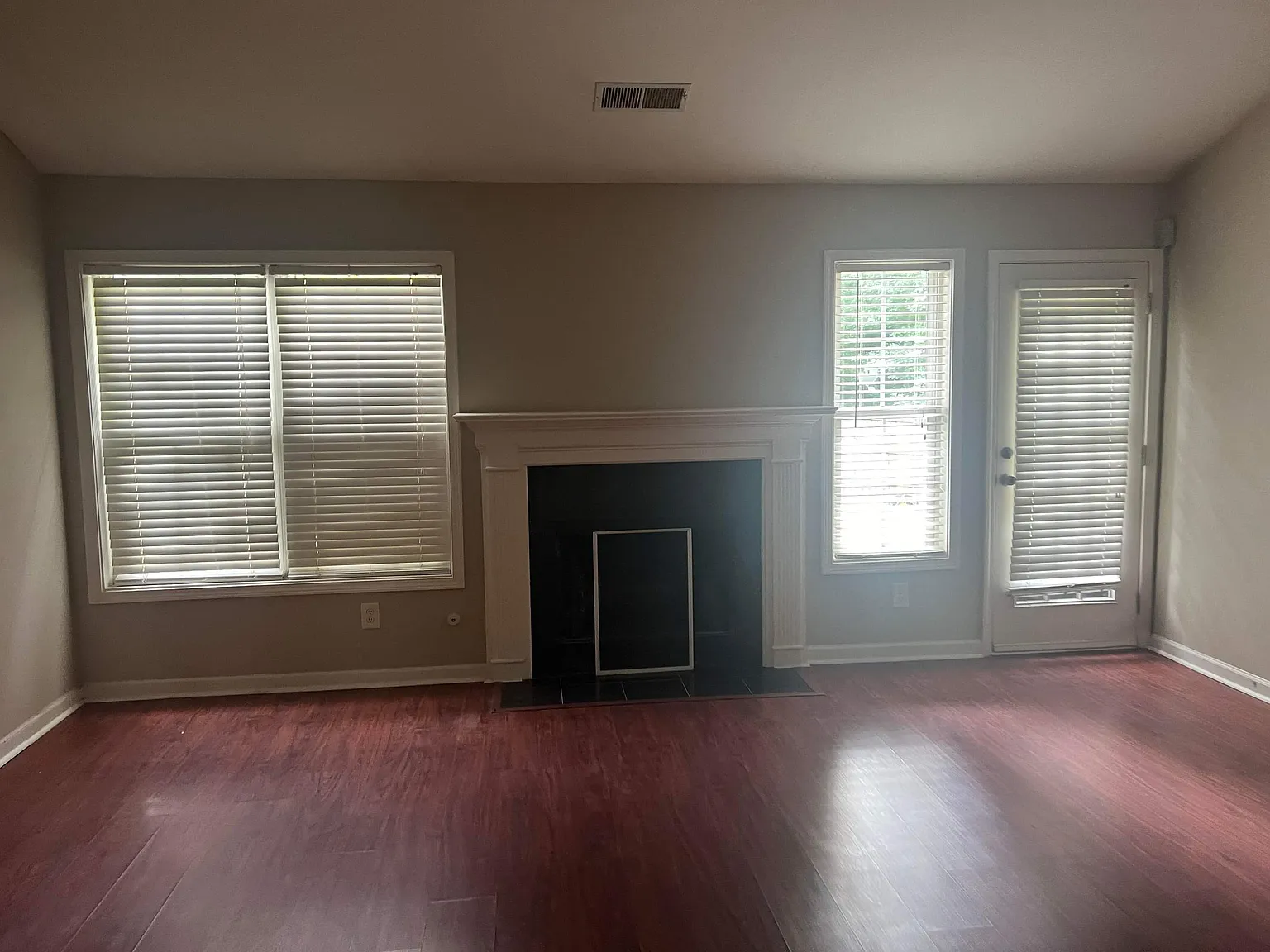 4 bed, 2570 sqft, $2,700 — Photo 4