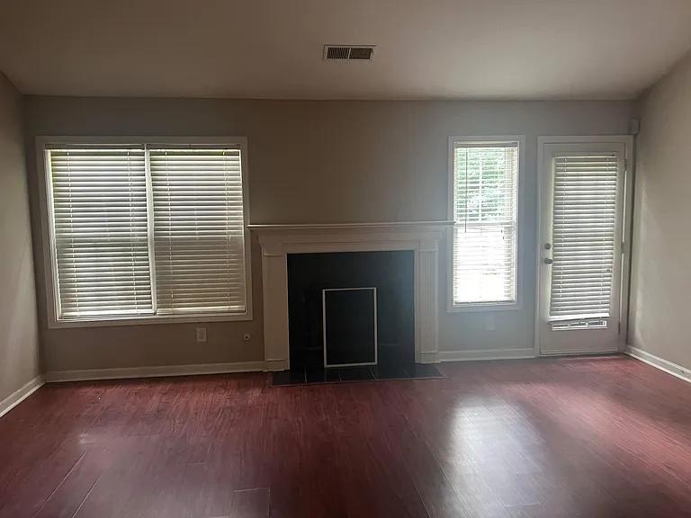 985 Waldwick Dr — Photo 4