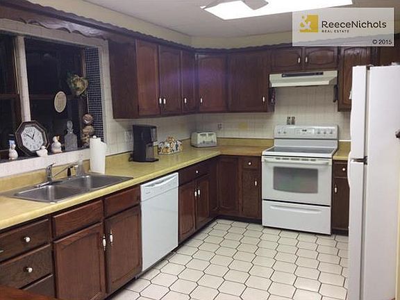 Eat in kitchen has all appliances.