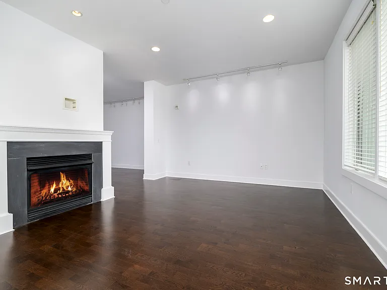 77 Havemeyer Ln #303 — Photo 3