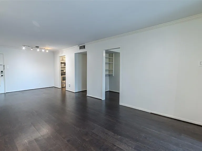7575 Katy Fwy #103 — Photo 3
