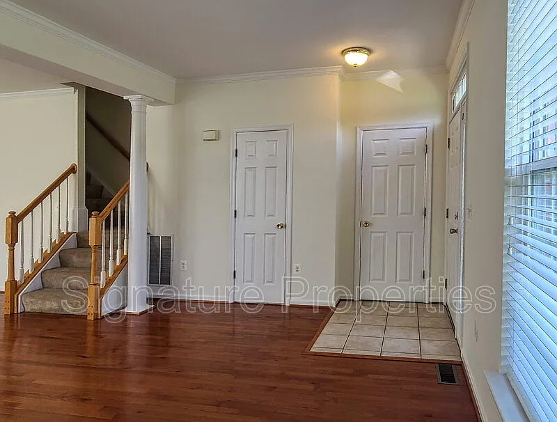3 bed, 3.5 bath, 2386 sqft, $2,550 — Photo 2