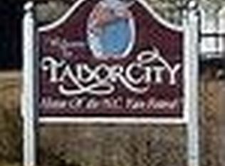 102 Dyson St, Tabor City, NC 28463