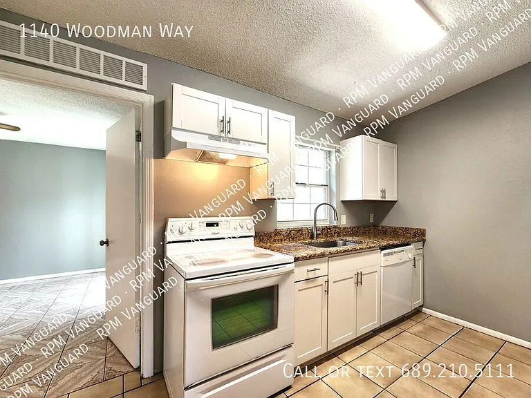 1140 Woodman Way — Photo 5