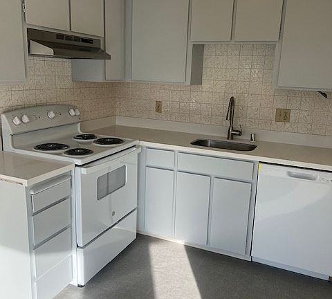 5th image of 4232 Judah St #2