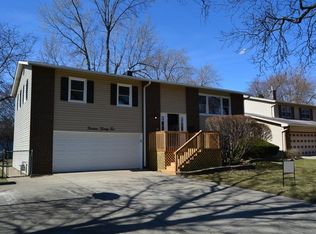 1422 S Circle Dr, Mount Prospect, IL