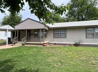 1702 W Carolina Ave, Chickasha, OK 73018