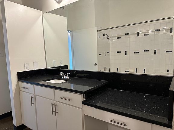 4th image of 3414 Elm St #218