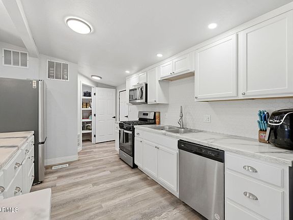 5th image of 138 E LIANA Drive