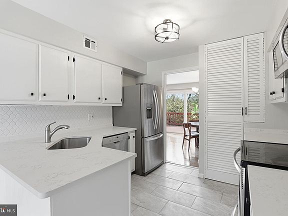 4th image of 2928 Nob Hill Ct