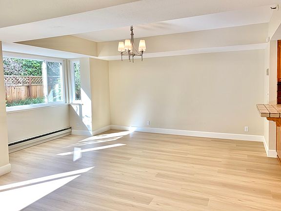 4th image of 655 Waverley St