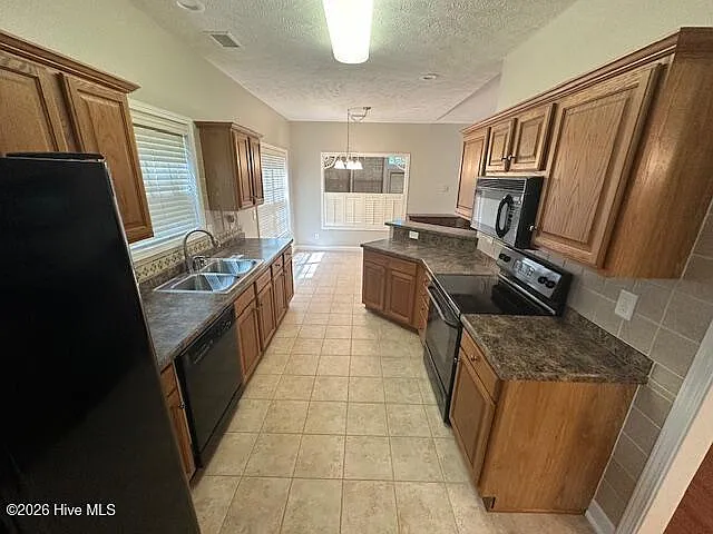 3 bed, 2.0 bath, $1,900 — Photo 3