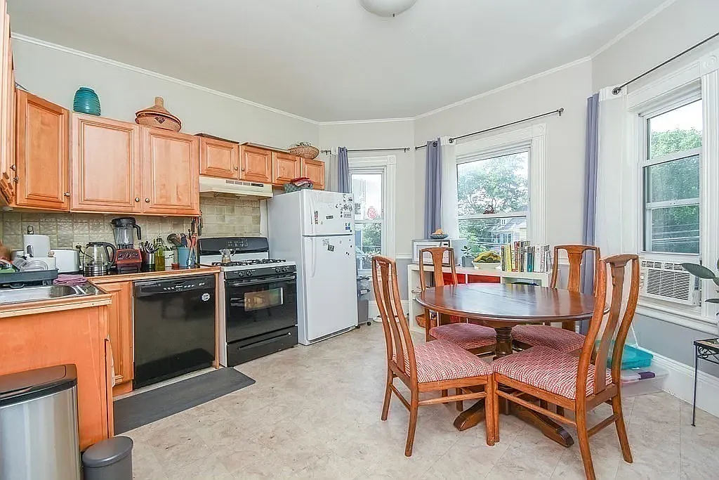 3 bed, 1.5 bath, 1075 sqft, $3,200 — Photo 3