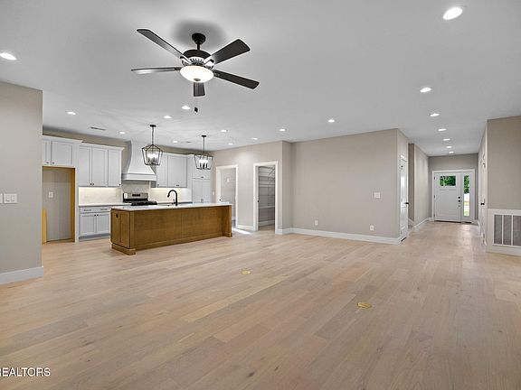 4th image of 7624 Drakewood Ln