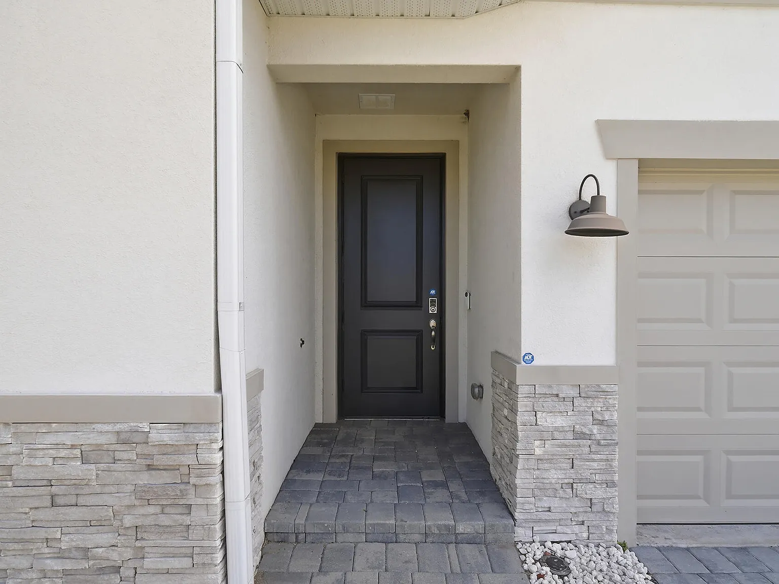 4 bed, 2.0 bath, 1908 sqft, $2,800 — Photo 2
