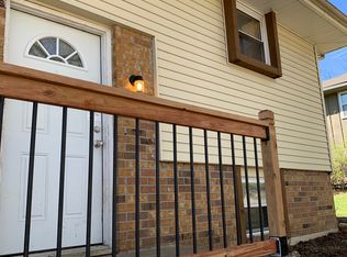 216 SW Stoney Brook Ln, Blue Springs, MO 64014