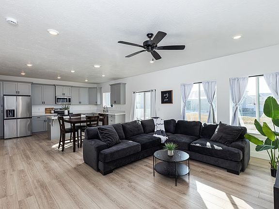 4th image of 1068 E Springwater Way