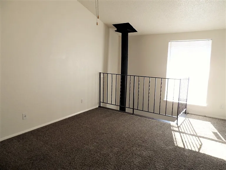 2504 N Hudson Ave — Photo 7