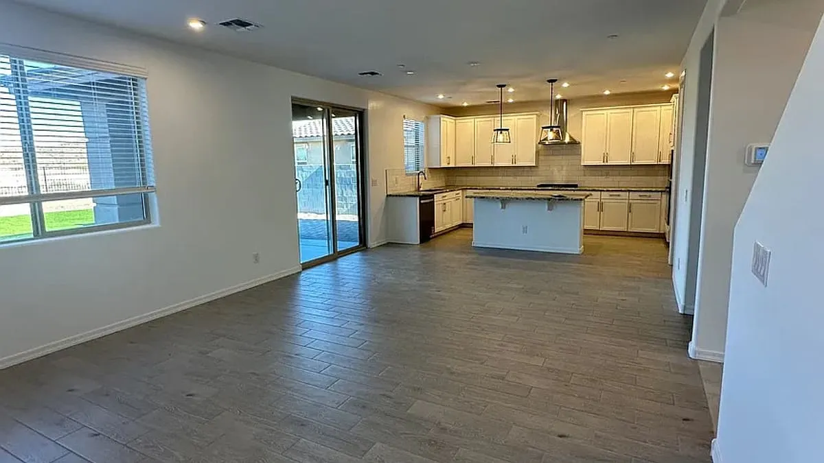 13412 W Eagle Feather Rd, Peoria, AZ 85383, USA — Photo 4