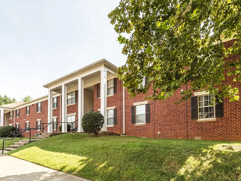 Cumberland Manor — Photo 14