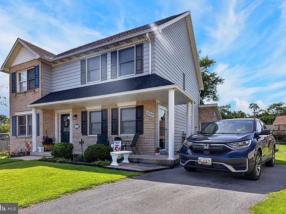 3rd image of 1048 Hampton Cir