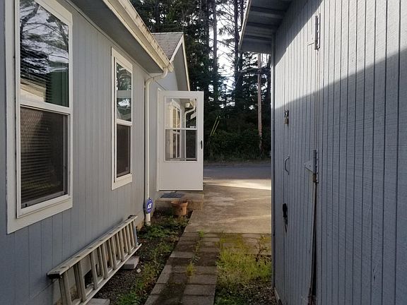 5th image of 242 SE Mast Ave