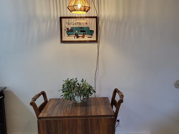 Dining table with 2 leaves.