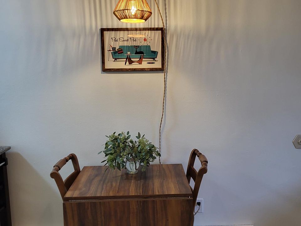 Dining table with 2 leaves.