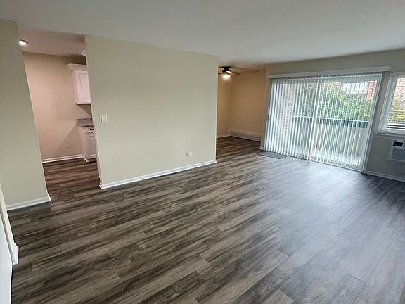 3rd image of 1810 Hemlock Pl APT 201